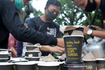 Pegiat kopi bagikan ribuan gelas kopi di Car Free Day Kambang Iwak