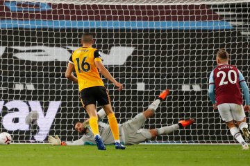 West Ham hancurkan Wolves 4-0