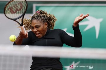 Serena atasi rekan senegara di babak pertama French Open