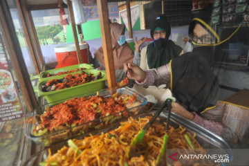 Presiden: Warung makan bisa terima pengunjung saat PPKM level 4