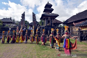 Pentas tari rejang pada perayaan hari raya Kuningan di Bali