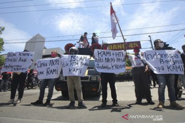 Pengunjuk rasa tolak deklarasi KAMI di Surabaya