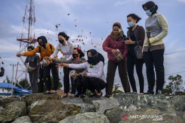 Tabur bunga mengenang dua tahun bencana tsunami di Palu