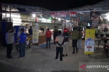 Satpol PP tutup pusat kuliner Jagakarsa karena langgar PSBB Jakarta
