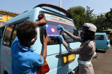 Korlantas sebar stiker "Ayo Pakai Masker" di terminal dan tempat umum