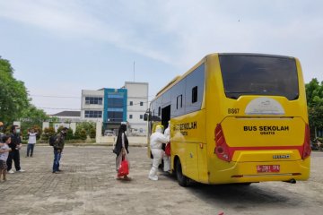 1.973 pasien COVID-19 di Jakarta dievakuasi menggunakan bus sekolah