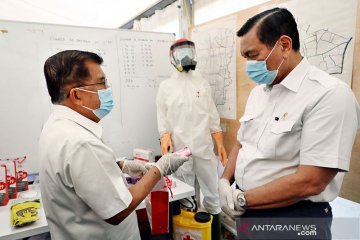 Luhut dan JK tinjau Gudang Darurat PMI untuk penanganan COVID-19