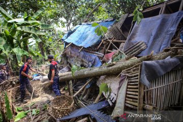 Angin puting beliung rusak ratusan rumah di Tangerang