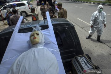 Petugas bawa boneka "Pocong" saat razia masker di Kota Medan