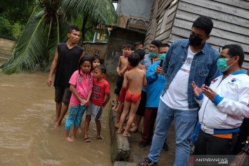 Bobby Nasution blusukan tinjau banjir di Kota Medan