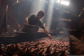 Industri kuliner ikan lele asap