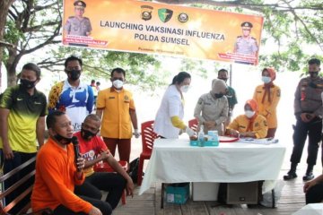 Personel Polda Sumsel pengaman pilkada disuntik vaksin influenza