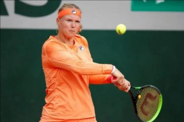 Bertens keluar lapangan dengan kursi roda setelah menangi babak kedua