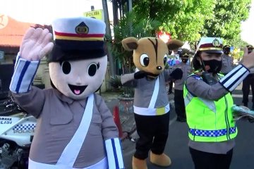 Maskot Polantas tindak pelanggar protokol kesehatan di Cimahi