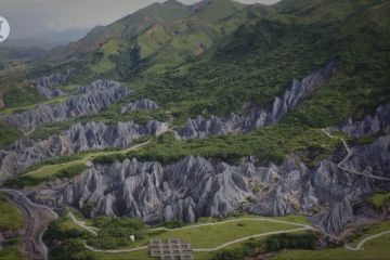 Menjelajahi uniknya hutan batu di objek wisata Taman Moshi, China