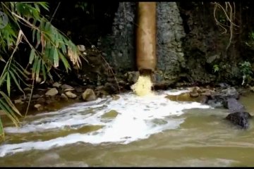 Diduga dari pabrik tekstil, limbah cemari sungai di Temanggung