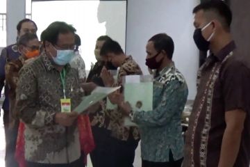 Kepala BPN serahkan 3.616 sertifikat tanah di Kolaka Timur