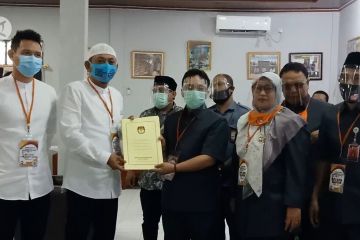 Pasangan Ali Mujahidin dan artis Lian Firman daftar Pilkada Cilegon dari jalur independen