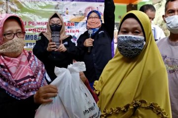 Pemprov Banten salurkan bantuan sembako bagi janda dan korban PHK