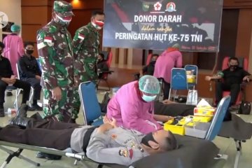 Ratusan prajurit TNI-POLRI gelar aksi donor darah