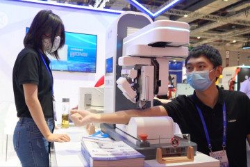 Robot pengambil darah jadi daya tarik di pameran industri China