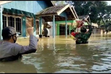 TNI-Polri bagikan sembako untuk korban banjir Kalteng