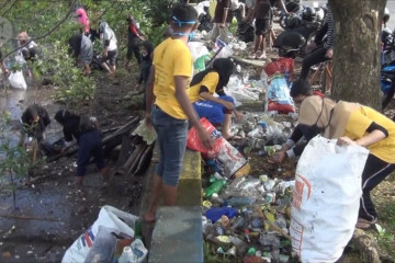 Anak muda Ambon bersihkan pesisir pantai Poka
