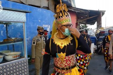 Bupati  Temanggung kenakan baju wayang sosialisasi wajib pakai masker