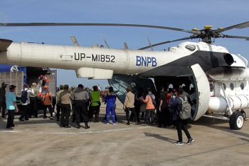 Tiga helikopter BNPB distribusikan bantuan bagi korban banjir Kalteng