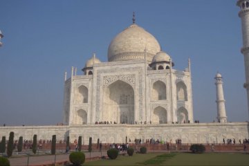 Taj Mahal dibuka kembali setelah setengah tahun tutup  