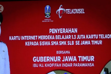 Khofifah serahkan kartu internet merdeka kepada 1,3 juta pelajar