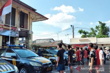 Pelaku tawuran di Palmerah bersimpuh pada orang tua dan hormat bendera