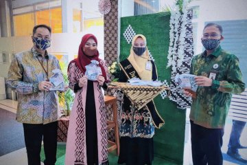 BNI Syariah peringati Hari Batik dengan bagikan masker bermotif batik