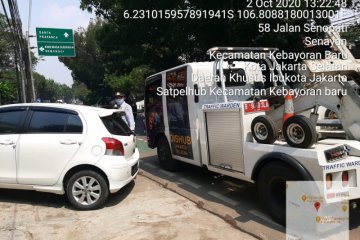 Sudinhub Jaksel derek 11 kendaraan parkir di jalur sepeda