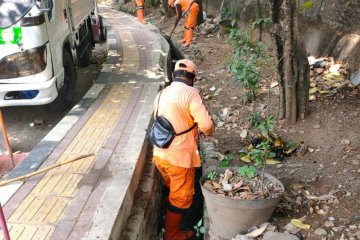 Antisipasi banjir 50 karung lumpur diangkut dari saluran air di Jaksel