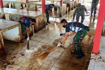 Bersih lingkungan pasar di Paniai-Papua digelar TNI sambut HUT ke-75