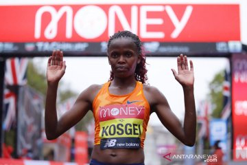 Pelari Kenya Brigid Kosgei juara London Marathon