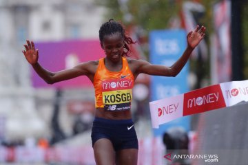 Di bawah guyuran hujan, Kosgei pertahankan gelar London Marathon