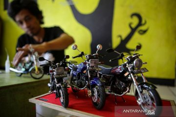 Perajin miniatur sepeda motor