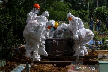 Pemakaman Bupati Bangka Tengah Ibnu Saleh yang terkonfirmasi positif COVID-19