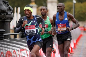 Kitata sprint menuju finis untuk juarai London Marathon