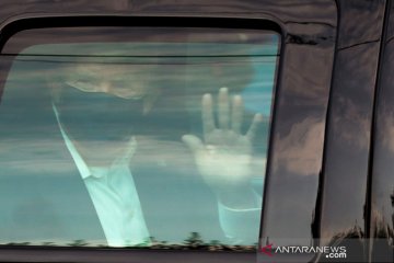 Meski masih dalam perawatan COVID-19, Presiden Trump naik mobil sapa pendukungnya