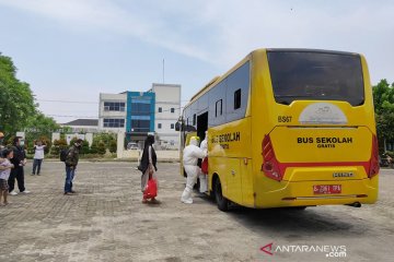 Lima pengemudi bus sekolah terpapar COVID-19 dievakuasi ke Wisma Atlet