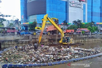 Petugas Badan Air tangani sampah di aliran kali di Jakarta Barat