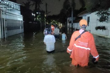 Jalan Kemang Selatan XII masih tergenang  banjir 30 cm