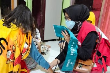 PMI periksa kesehatan penyintas banjir Cianjur melalui "door to door"