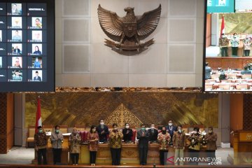 Komite ungkap soal titik tengah pesangon pekerja pada UU Cipta Kerja