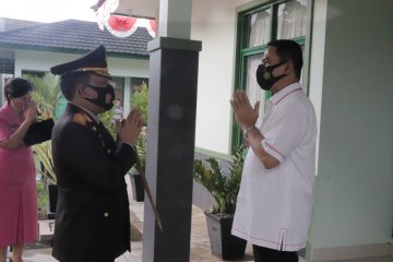 Kapolda Sulut berikan kejutan kepada Pangdam di HUT TNI