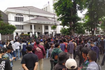 Polisi amankan 10 orang setelah aksi massa di DPRD Jabar rusuh