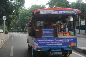 Bawa mobil "tahu bulat", relawan TurunTangan bagikan makanan gratis